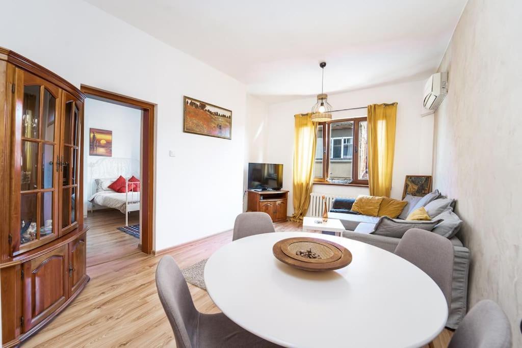 Central Apartment 2Bd Next To Vitosha Bul. Sofia Eksteriør billede
